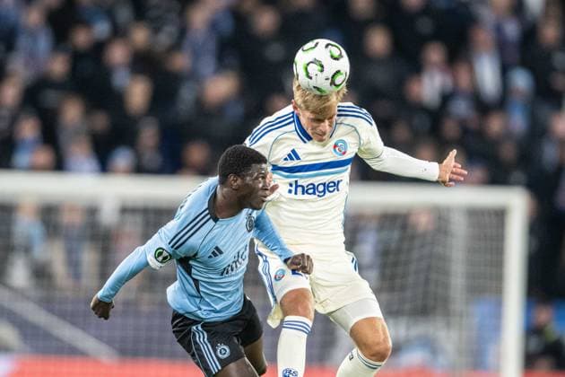 Lucas Hogsberg in a header battle with Alasana Yirajang during Europa Conference league match , SK Slovan Bratislava - RC Strasbourg , 02. october 2025, Tehelne pole Stadium, Bratislava, Slovakia Copyright: xMICHALxFAJT,ZOSPORTU.SKx FAJ_8831