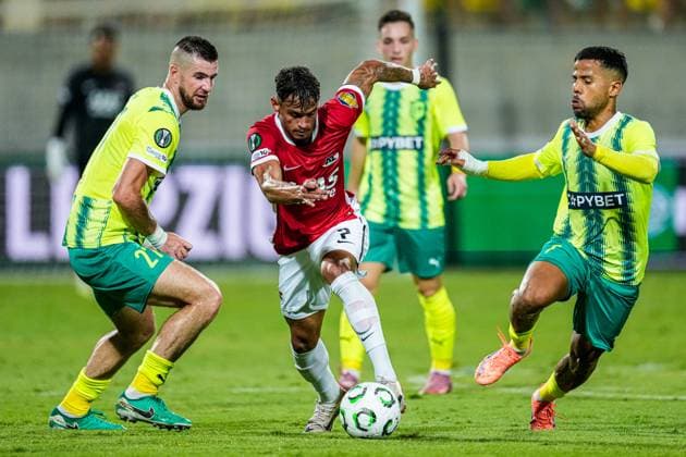 2025-10-02 AEK Larnaca FC v AZ Alkmaar - UEFA Conference League 2025 26 League Phase MD1 LARNACA, CYPRUS - OCTOBER 2: Valentin Roberge of AEK Larnaca FC, Weslley Patati of AZ Alkmaar, Gustavo Ledes of AEK Larnaca FC battle for the ball during the UEFA Conference League 2025 26 League Phase MD1 match between AEK Larnaca FC and AZ Alkmaar at AEK Arena on October 2, 2025 in Larnaca, Cyprus. Larnaca AEK Arena Cyprus Content not available for redistribution in The Netherlands directly or indirectly through any third parties. Copyright: xEdxvanxdexPolx