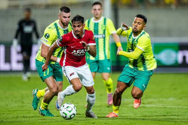 2025-10-02 AEK Larnaca FC v AZ Alkmaar - UEFA Conference League 2025 26 League Phase MD1 LARNACA, CYPRUS - OCTOBER 2: Valentin Roberge of AEK Larnaca FC, Weslley Patati of AZ Alkmaar, Gustavo Ledes of AEK Larnaca FC battle for the ball during the UEFA Conference League 2025 26 League Phase MD1 match between AEK Larnaca FC and AZ Alkmaar at AEK Arena on October 2, 2025 in Larnaca, Cyprus. Larnaca AEK Arena Cyprus Content not available for redistribution in The Netherlands directly or indirectly through any third parties. Copyright: xEdxvanxdexPolx