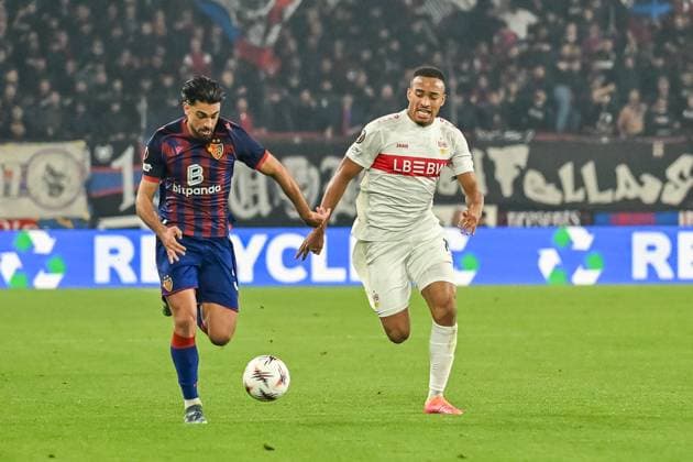 Nicolas Vouilloz FC Basel, 03 , Jamie Leweling VfB Stuttgart, 18 in a running duel for the ball CH, FC Basel VfB Stuttgart, Football, Europa League, Matchday 2, Season 2025 2026, 02 10 2025 CH, FC Basel VfB Stuttgart, Football, Europa League, Matchday 2, Season 2025 2026, 02 10 2025 Basel Copyright: xEibner-Pressefoto ThomasxHessx EP_THS