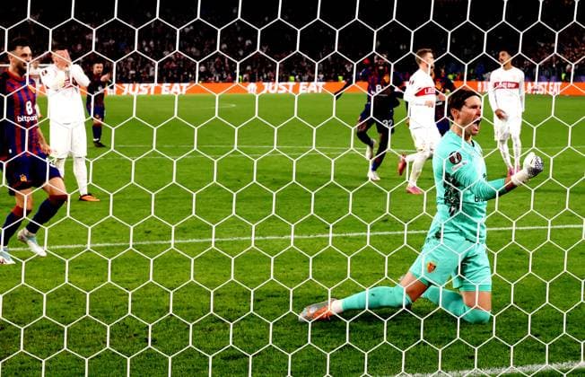 02 10 2025, Switzerland, Basel, Football UEFA Europa League, FC Basel vs VfB Stuttgart, Ermedin Demirovic VfB misses a penalty against Marwin Hitz FC