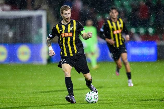 251002 Simon Gustafson of Häcken during the UEFA Conference League football match between Shelbourne FC and Häcken on October 2, 2025 in Dublin Photo Carl Sandin BILDBYRAN kod CS CS0783 fotboll football soccer fotball uefa conference league conference league shelbourne fc häcken bbeng bbauto  Copyright: CARLxSANDIN BB251002CS060