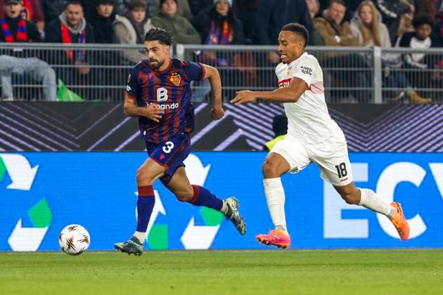 Nicolas Vouilloz FC Basel, 03 and Jamie Leweling VfB Stuttgart, 18 in running duel , Switzerland, Football, UEFA Europa League, Matchday 2, 2025 2026, FC Basel vs VfB Stuttgart, 02 10 2025, Sankt Jakob Park, Basel, Switzerland Basel Sankt Jakob Park Canton Basel City Switzerland Copyright: xGrantxHubbsx