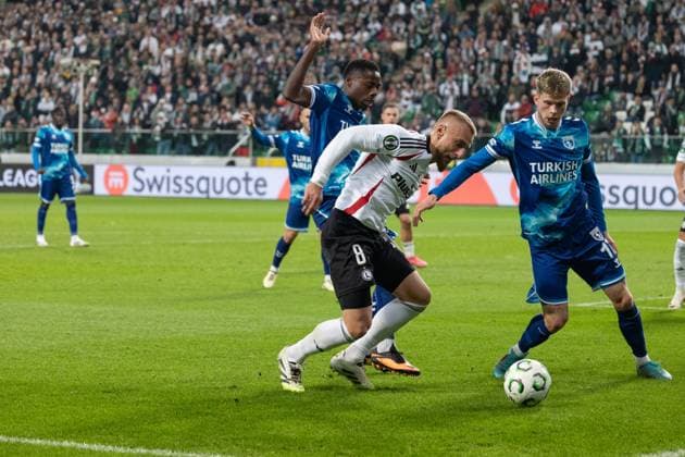 Legia Warszawa - Samsunspor Kulubu 02.10.2025 football, Warsaw, UEFA Conference League game Legia Warszawa - Samsunspor Kulubu (pilka nozna Liga Konferencji Europy ) image shows: Rafal Augustyniak (L) Tomasson Logi (R) photo Katarzyna Plewczynska Fotostyk Copyright: xKatarzynaxPlewczynska Fotostykx 20251002FCTKP252