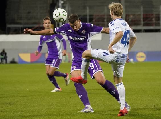 Fiorentina™s Edin Dzeko fight for the ball with Sigma™s Michal Beran during the UEFA Conference League soccer match between Fiorentina and Betis at Artemio Franchi stadium in Florence, Italy - Thursday, October 02, 2025.  Copyright: xMarcoxBucco LaxPressex