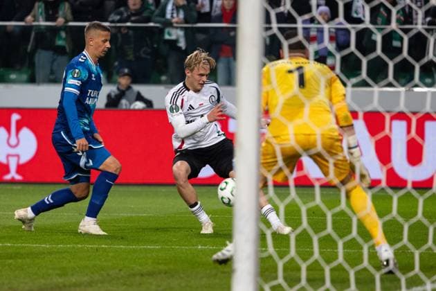 Legia Warszawa - Samsunspor Kulubu 02.10.2025 football, Warsaw, UEFA Conference League game Legia Warszawa - Samsunspor Kulubu (pilka nozna Liga Konferencji Europy ) image shows: Wojciech Urbanski (C) Okan Kocuk (R) photo Katarzyna Plewczynska Fotostyk Copyright: xKatarzynaxPlewczynska Fotostykx 20251002FCTKP169
