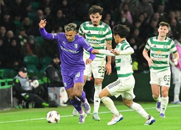 Celtic FC v S.C. Braga - UEFA Europa League GLASGOW, SCOTLAND - OCTOBER 02: Reo Hatate of Celtic and Braga s Rodrigo Zalazar during the UEFA Europa League match, round 2 of 8 between Celtic FC and S.C. Braga at Celtic Park, on 2nd October 2025 in Glasgow, Scotland. Mark Runacles Anadolu Glasgow Scotland. Editorial use only. Please get in touch for any other usage.  Copyright: x2025xAnadoluxMarkxRunaclesx