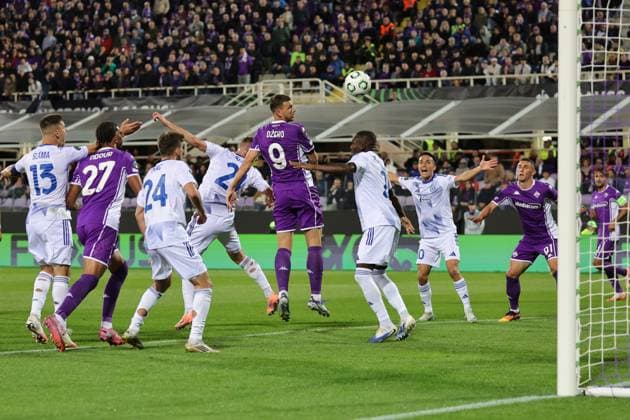 ACF Fiorentina v SK Sigma Olomouc - UEFA Conference League 2025 26 Edin Dzeko of ACF Fiorentina tries to direct a header towards the target during the first match in the UEFA Conference League group Stage between ACF Fiorentina and SK Sigma Olomouc on October 2 ,2025 at Stadium Artemio Franchi, Florence , Italy Florence ITALIA  Copyright: xAndreaxMartinix originalFilename:martini-acffiore251002_npHij.jpg