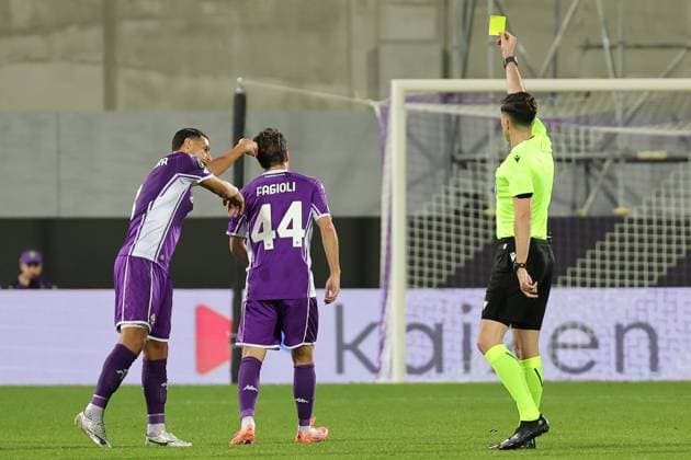 ACF Fiorentina v SK Sigma Olomouc - UEFA Conference League 2025 26 Referee Florian Badstubner shows Yellow to NicolÃ² Fagioli of ACF Fiorentina during the first match in the UEFA Conference League group Stage between ACF Fiorentina and SK Sigma Olomouc on October 2 ,2025 at Stadium Artemio Franchi, Florence , Italy Florence ITALIA  Copyright: xAndreaxMartinix originalFilename:martini-acffiore251002_npuTu.jpg