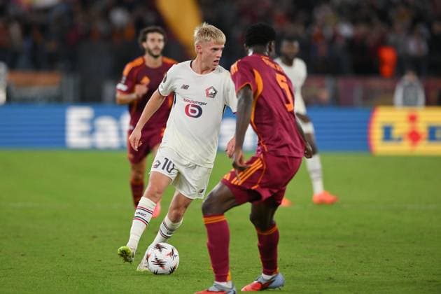 Hakon Arnar Haraldsson of Lille under pressure from Evan Ndicka of AS Roma. during the match of Uefa Europa League Championship between A.S.Roma and Lille at the Olimpico Stadium on Oct 2, 2025 in Rome, Italy. during AS Roma vs LOSC Lille, Football Europa League match in Rome, Italy, October 02 2025  Copyright: xRobertoxRamaccia IPAxSportx xipa-agency.netx xx IPA_66058689 IPA_Agency_IPA66058689