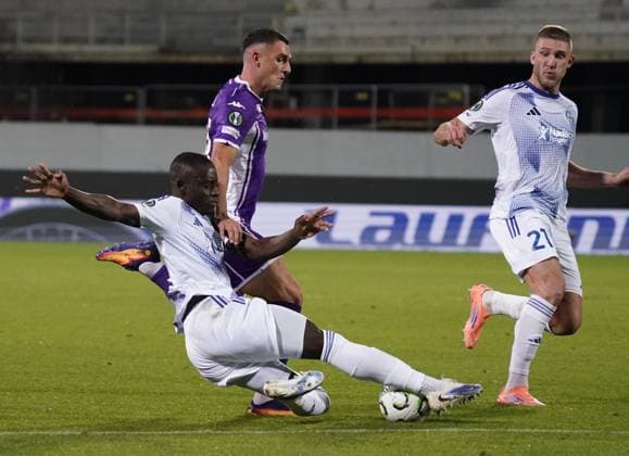 Fiorentina™s Roberto Piccoli fight for the ball with Sigma™s Abdoulaye Sylla during the UEFA Conference League soccer match between Fiorentina and Betis at Artemio Franchi stadium in Florence, Italy - Thursday, October 02, 2025.  Copyright: xMarcoxBucco LaxPressex