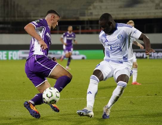 Fiorentina™s Roberto Piccoli fight for the ball with Sigma™s Abdoulaye Sylla during the UEFA Conference League soccer match between Fiorentina and Betis at Artemio Franchi stadium in Florence, Italy - Thursday, October 02, 2025.  Copyright: xMarcoxBucco LaxPressex