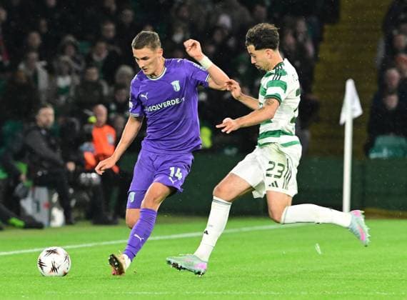 Celtic FC v S.C. Braga - UEFA Europa League GLASGOW, SCOTLAND - OCTOBER 02: Sebastian Tounekti of Celtic and Braga s Gustaf Lagerbielke during the UEFA Europa League match, round 2 of 8 between Celtic FC and S.C. Braga at Celtic Park, on 2nd October 2025 in Glasgow, Scotland. Mark Runacles Anadolu Glasgow Scotland. Editorial use only. Please get in touch for any other usage.  Copyright: x2025xAnadoluxMarkxRunaclesx
