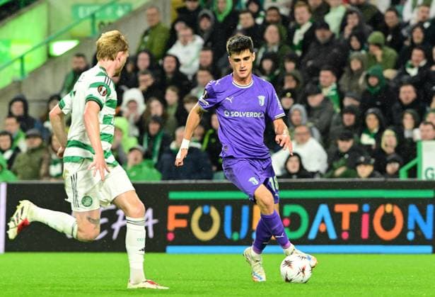 Celtic FC v S.C. Braga - UEFA Europa League GLASGOW, SCOTLAND - OCTOBER 02: Braga s Pau Victor and Liam Scales of Celtic during the UEFA Europa League match, round 2 of 8 between Celtic FC and S.C. Braga at Celtic Park, on 2nd October 2025 in Glasgow, Scotland. Mark Runacles Anadolu Glasgow Scotland. Editorial use only. Please get in touch for any other usage.  Copyright: x2025xAnadoluxMarkxRunaclesx