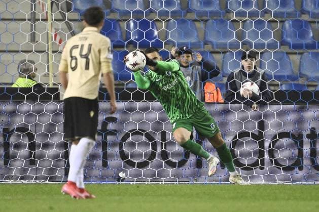 Genk s goalkeeper Hendrik Van Crombrugge and stops a penalty during a soccer game between Belgian KRC Genk and Hungarian Ferencvarosi TC, on Thursday 02 October 2025, in Genk, in the second game (out of 8) in the league phase of the UEFA Europa League competition. JOHAN EYCKENS JohanxEyckens  x135942156x