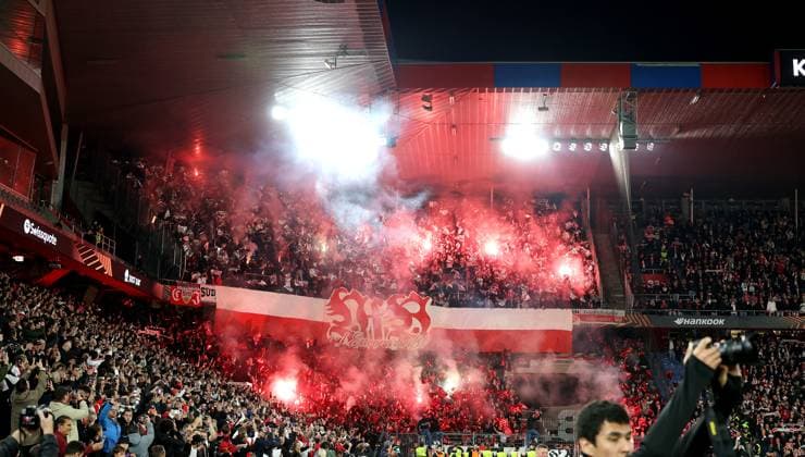 02 10 2025, Switzerland, Basel, soccer UEFA Europa League, FC Basel vs VfB Stuttgart, VfB fans, spectators, pyrotechnics, pyro, pyros, flames, smoke