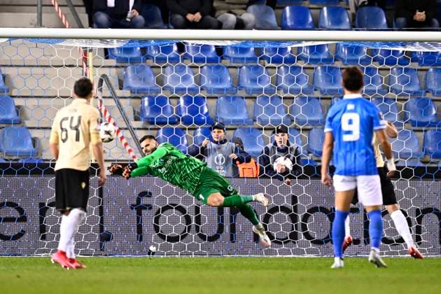 KRC Genk v Ferencvaros - UEFA Europa League GENK, BELGIUM - OCTOBER 02 : Van Crombrugge Hendrik goalkeeper of KRC Genk stops a penalty during the UEFA Europa League 2025 26 League Phase MD2 match between KRC Genk and Ferencvaros on October 2, 2025 in Genk, Belgium, 02 10 2025 Genk Belgium  Copyright: xTomasxSiskx