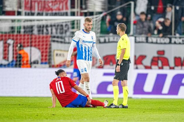 ZAGLEBIOWSKI PARK SPORTOWY ARCELORMITTAL PARK SOSNOWIEC 02.10.2025 PILKA NOZNA LIGA KONFERENCJI FAZA LIGOWA SEZON 2025 2026 CONFERENCE LEAGUE EUROPE SEASON 2025 2026 RAKOW CZESTOCHOWA VS UNIVERSITATEA CRAIOVA KONTUZJOWANY IVI LOPEZ LEZY NA MURAWIE IVI LOPEZ FOULED LIES ON THE PITCH FOT.Kamil Wolny NEWSPIX.PL --- newspix.pl 