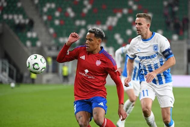 SOSNOWIEC 02.10.2025 MECZ 1. KOLEJKA LIGA KONFERENCJI SEZON 2025 26: RAKOW CZESTOCHOWA - UNIVERSITATEA CRAIOVA --- UEFA CONFERENCE LEAGUE MATCH: RAKOW CZESTOCHOWA - UNIVERSITATEA CRAIOVA MICHAEL AMEYAW NICUSOR BANCU FOT. KRZYSZTOF HELIOS 400MM NEWSPIX.PL --- newspix.pl 