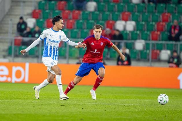 Sosnowiec 02.10.2025 Pilka nozna Liga Konferencji UEFA sezon 2025 2026 kolejka 1 mecz: Rakow Czestochowa - Universitatea Craiova n z Tomasz Pienko --- Football UEFA Conference League season 2025 2026 round 1 match: Rakow Czestochowa - Universitatea Craiova op Tomasz Pienko Fot. Rafal Baranski Arena Akcji NEWSPIX.PL --- newspix.pl 