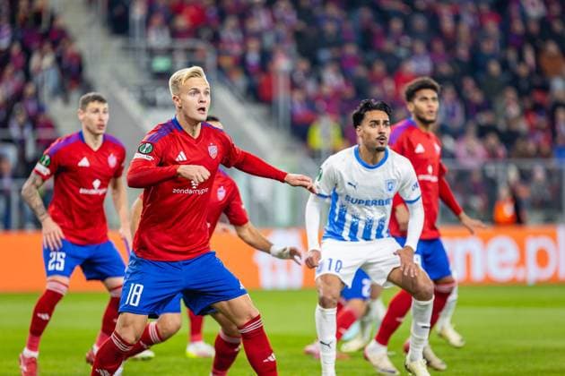Sosnowiec 02.10.2025 Pilka nozna Liga Konferencji UEFA sezon 2025 2026 kolejka 1 mecz: Rakow Czestochowa - Universitatea Craiova n z Jonatan Braut Brunes, Stefan Baiaram --- Football UEFA Conference League season 2025 2026 round 1 match: Rakow Czestochowa - Universitatea Craiova op Jonatan Braut Brunes, Stefan Baiaram Fot. Rafal Baranski Arena Akcji NEWSPIX.PL --- newspix.pl 