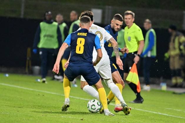 Celje, Slovenia, October 02nd 2025, Niclas Eliasson of AEK Athens (L) in action against Mario Kvesic of Celje (R) during the UEFA Conference League, League phase Matchday 1, between Celje (Slovenia) and AEK Athens (Greece) at Stadion Celje, Celje, Slovenia. (Photo by Igor Kupljenik Sports Press Photo) Copyright: xIgorxKupljenikx xSPPx Sportspressphoto_SPR36688