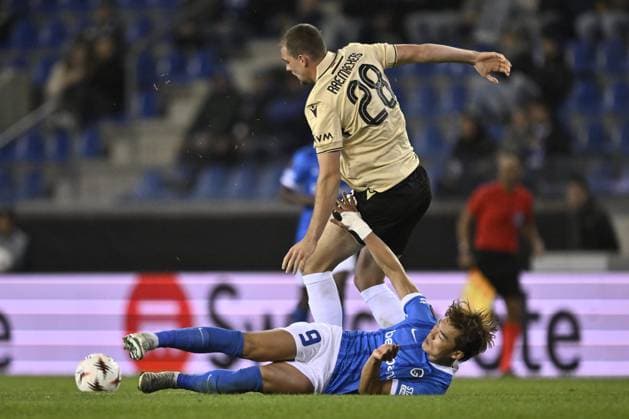 Genk s Hyeon-Gyu Oh and Genk s goalkeeper Lucca Brughmans fight for the ball during a soccer game between Belgian KRC Genk and Hungarian Ferencvarosi TC, on Thursday 02 October 2025, in Genk, in the second game (out of 8) in the league phase of the UEFA Europa League competition. JOHAN EYCKENS JohanxEyckens  x135942495x