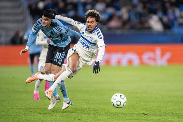 Marko Tolic in a battle with Felix Lemarechal during Europa Conference league match , SK Slovan Bratislava - RC Strasbourg , 02. october 2025, Tehelne pole Stadium, Bratislava, Slovakia Copyright: xMICHALxFAJT,ZOSPORTU.SKx FAJ_9002