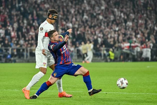 Luca Jaquez VfB Stuttgart, 14 , Xherdan Shaqiri FC Basel, 10 in duel for the ball CH, FC Basel VfB Stuttgart, Football, Europa League, Matchday 2, Season 2025 2026, 02 10 2025 CH, FC Basel VfB Stuttgart, Football, Europa League, Matchday 2, Season 2025 2026, 02 10 2025 Basel Copyright: xEibner-Pressefoto ThomasxHessx EP_THS