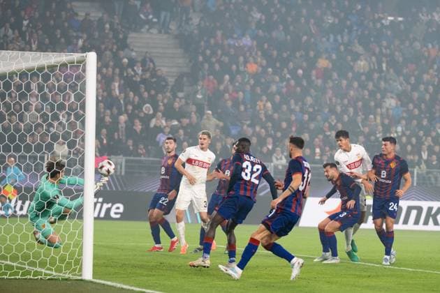 Goal chance, Chema Andreas VfB Stuttgart, 30 li Marwin Hitz FC Basel, 01 SUI, FC Basel vs VfB Stuttgart, Football, UEFA Europa League, Men, Matchday 2, 2025 2026 season, 02 10 2025, SUI, FC Basel vs VfB Stuttgart, Football, UEFA Europa League, Men, Matchday 2, 2025 2026 season, 02 10 2025 Basel Copyright: xEibner-Pressefoto WolfgangxFrankx EP_WFK