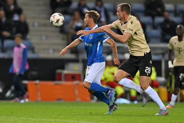 251002 KRC Genk vs Ferencvaros Patrik Hrosovsky (17) of Genk pictured fighting for the ball with Toon Raemaekers (28) of Ferencvaros during the 2nd game in the Uefa Europa League season 2025-2026 League Phase between KRC Genk and Ferencvaros from Hungary on October 2 , 2025 in Genk, Belgium. (Photo by David Catry Isosport) Genk Belgium  Copyright: xDavidxCatryx 20251002DC2_1925