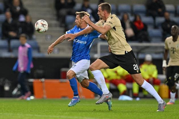 251002 KRC Genk vs Ferencvaros Patrik Hrosovsky (17) of Genk pictured fighting for the ball with Toon Raemaekers (28) of Ferencvaros during the 2nd game in the Uefa Europa League season 2025-2026 League Phase between KRC Genk and Ferencvaros from Hungary on October 2 , 2025 in Genk, Belgium. (Photo by David Catry Isosport) Genk Belgium  Copyright: xDavidxCatryx 20251002DC2_1926
