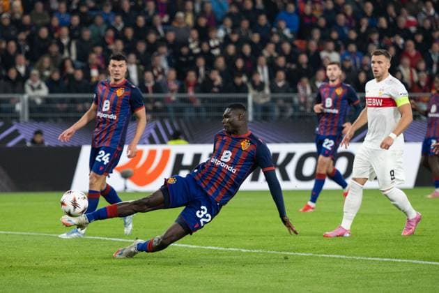 v li Jonas Adjetey FC Basel, 32 , Ermedin Demirovic VfB Stuttgart, 09 SUI, FC Basel vs VfB Stuttgart, Football, UEFA Europa League, Men, Matchday 2, Season 2025 2026, 02 10 2025, SUI, FC Basel vs VfB Stuttgart, Football, UEFA Europa League, Men, Matchday 2, Season 2025 2026, 02 10 2025 Basel Copyright: xEibner-Pressefoto WolfgangxFrankx EP_WFK