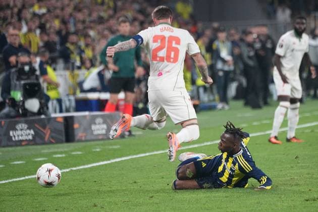 ISTANBUL, TURKEY - OCTOBER 2: Dorgeles Nene (R) of Fenerbahce and Melvin Bard (26) of Nice during the UEFA Europa League 2025 26 League Phase MD2 match between Fenerbahce SK and OGC Nice at Chobani Stadium on October 2, 2025 in Istanbul, Turkey. Istanbul Turkey Copyright: xSeskimphotox Fenerbahce-Nice-021025 (65)