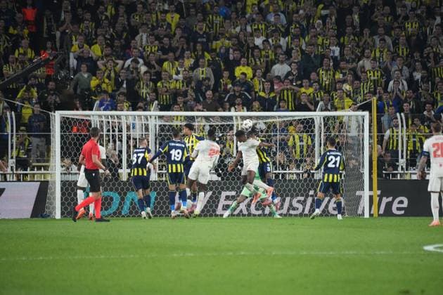 ISTANBUL, TURKEY - OCTOBER 2: Goalkeeper Ederson of Fenerbahce during the UEFA Europa League 2025 26 League Phase MD2 match between Fenerbahce SK and OGC Nice at Chobani Stadium on October 2, 2025 in Istanbul, Turkey. Istanbul Turkey Copyright: xSeskimphotox Fenerbahce-Nice-021025 (67)