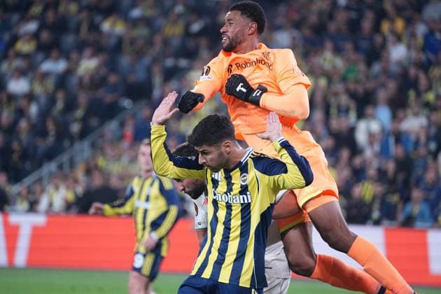 ISTANBUL, TURKEY - OCTOBER 2: Marco Asensio of Fenerbahce and Goalkeeper Yehvann Diouf of Nice during the UEFA Europa League 2025 26 League Phase MD2 match between Fenerbahce SK and OGC Nice at Chobani Stadium on October 2, 2025 in Istanbul, Turkey. Istanbul Turkey Copyright: xSeskimphotox Fenerbahce-Nice-021025 (80)