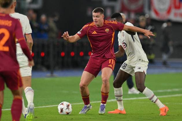 CALCIO - UEFA Europa League - AS Roma vs LOSC Lille Evan Ferguson of AS Roma under pressure from Chancel Mbemba of Lille during the match of Uefa Europa League Championship between A.S.Roma and Lille at the Olimpico Stadium on Oct 2, 2025 in Rome, Italy. during AS Roma vs LOSC Lille, Football Europa League match in Rome, Italy, October 02 2025 Rome Italy  Copyright: xIPAxSport ABACAx