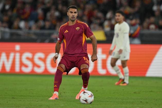 CALCIO - UEFA Europa League - AS Roma vs LOSC Lille Zeki Celik of AS Roma on the ball during the match of Uefa Europa League Championship between A.S.Roma and Lille at the Olimpico Stadium on Oct 2, 2025 in Rome, Italy. during AS Roma vs LOSC Lille, Football Europa League match in Rome, Italy, October 02 2025 Rome Italy  Copyright: xIPAxSport ABACAx