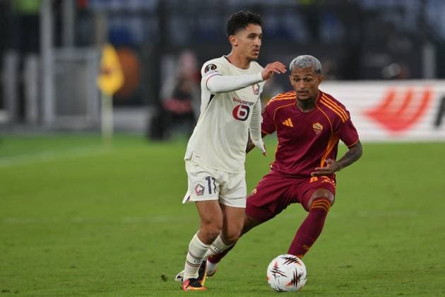 CALCIO - UEFA Europa League - AS Roma vs LOSC Lille Osame Sahraoui of Lille under pressure from Wesley of AS Roma during the match of Uefa Europa League Championship between A.S.Roma and Lille at the Olimpico Stadium on Oct 2, 2025 in Rome, Italy. during AS Roma vs LOSC Lille, Football Europa League match in Rome, Italy, October 02 2025 Rome Italy  Copyright: xIPAxSport ABACAx