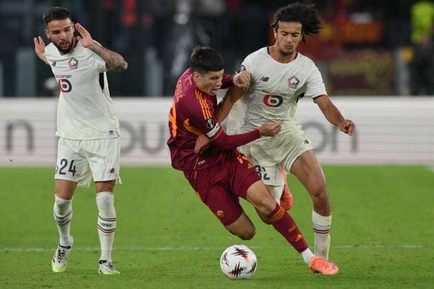 CALCIO - UEFA Europa League - AS Roma vs LOSC Lille Matias Soule of AS Roma under pressure from Ayyoub Bouaddi of Lille during the match of Uefa Europa League Championship between A.S.Roma and Lille at the Olimpico Stadium on Oct 2, 2025 in Rome, Italy. during AS Roma vs LOSC Lille, Football Europa League match in Rome, Italy, October 02 2025 Rome Italy  Copyright: xIPAxSport ABACAx