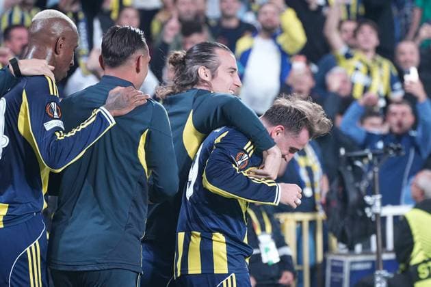 ISTANBUL, TURKEY - OCTOBER 2: Kerem Akturkoglu (7)of Fenerbahce celebrates after scoring the second goal of his team with teammates during the UEFA Europa League 2025 26 League Phase MD2 match between Fenerbahce SK and OGC Nice at Chobani Stadium on October 2, 2025 in Istanbul, Turkey. Istanbul Turkey Copyright: xSeskimphotox Fenerbahce-Nice-021025 (98)