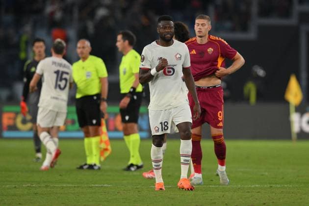 CALCIO - UEFA Europa League - AS Roma vs LOSC Lille Chancel Mbemba of Lille celebrate their victory at the end of the matchduring the match of Uefa Europa League Championship between A.S.Roma and Lille at the Olimpico Stadium on Oct 2, 2025 in Rome, Italy. during AS Roma vs LOSC Lille, Football Europa League match in Rome, Italy, October 02 2025 Rome Italy  Copyright: xIPAxSport ABACAx
