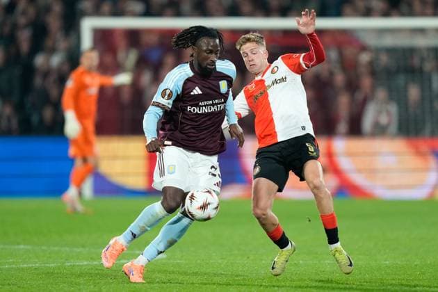 ROTTERDAM, 02-10-2025, Stadium de Kuip , season 2025 2026 , Europa League football . Match between Feyenoord and Aston Villa , Picture shows Aston Villa player Evann Guessand, Feyenoord player Gijs Smal Feyenoord - Aston Villa  x31326412x Copyright: