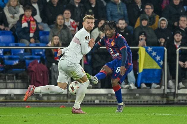 Kevin Carlos Omoruyi Benjamin FC Basel, 09 , Maximilian Mittelstaedt VfB Stuttgart, 07 CH, FC Basel VfB Stuttgart, Football, Europa League, Matchday 2, Season 2025 2026, 02 10 2025 CH, FC Basel VfB Stuttgart, Football, Europa League, Matchday 2, Season 2025 2026, 02 10 2025 Basel Copyright: xEibner-Pressefoto ThomasxHessx EP_THS