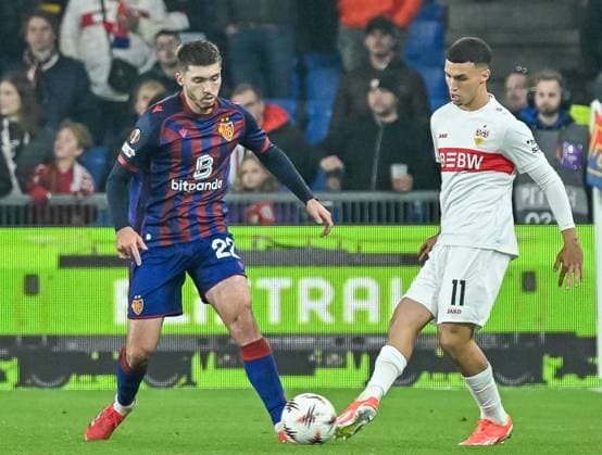 Bilal El Khannouss VfB Stuttgart, 11 plays the ball in front of Leo Leroy FC Basel, 22 CH, FC Basel VfB Stuttgart, Football, Europa League, Matchday 2, Season 2025 2026, 02 10 2025 CH, FC Basel VfB Stuttgart, Football, Europa League, Matchday 2, Season 2025 2026, 02 10 2025 Basel Copyright: xEibner-Pressefoto ThomasxHessx EP_THS