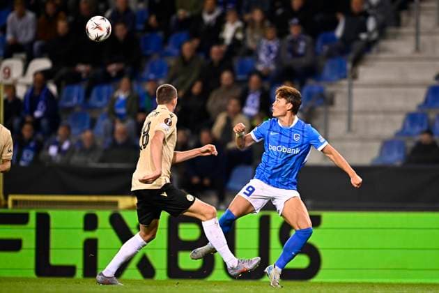 KRC Genk v Ferencvaros - UEFA Europa League GENK, BELGIUM - OCTOBER 02 : Raemaekers Toon defender of Ferencvaros and Oh Hyeon-Gyu forward of KRC Genk during the UEFA Europa League 2025 26 League Phase MD2 match between KRC Genk and Ferencvaros on October 2, 2025 in Genk, Belgium, 02 10 2025 Genk Belgium  Copyright: xTomasxSiskx