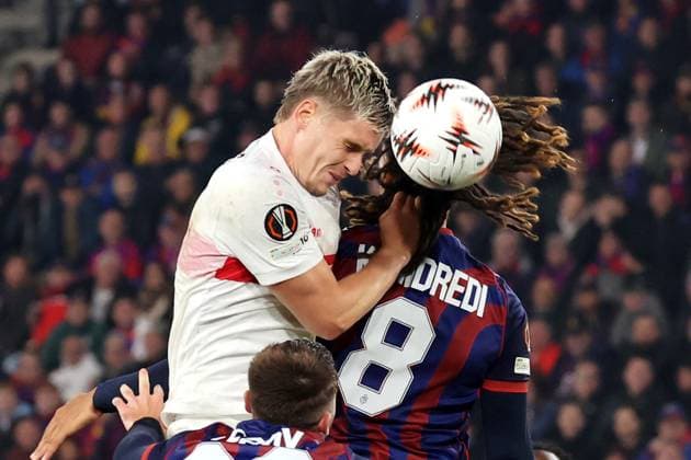 02 10 2025, Switzerland, Basel, Soccer UEFA Europa League, FC Basel vs VfB Stuttgart, v l Ramon Hendriks VfB , Koba Koindredi FC