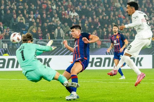 Basel, Switzerland, October 02th 2025 Marwin Hitz (1 Basel) Strong performance during the Europa League football match between FC Basel 1893 and VfB Stuttgart at St. Jakob Park in Basel, Switzerland. Pascal von Büren (Pascal von Büren SPP) Copyright: xPascalxvonxBürenx xSPPx spp-en-PaVoBSp-PAVO_Foto-26