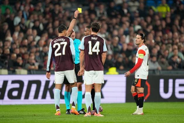 ROTTERDAM, 02-10-2025, Stadium de Kuip , season 2025 2026 , Europa League football . Match between Feyenoord and Aston Villa , Picture shows referee Rade Obrenovic yellow card Feyenoord player Cyle Larin Feyenoord - Aston Villa  x31326594x Copyright: