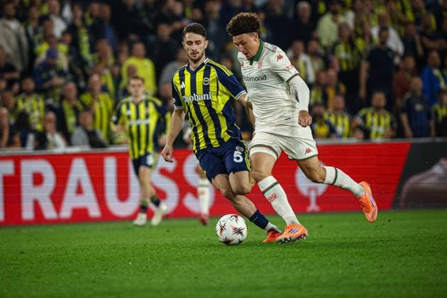 Fenerbahce vs Nice UEFA Europa League 2025-26 MD2 Ismail Yuksek of Fenerbahce SK and Tom Louchet for OGC Nice vie for the ball during the match. Fenerbahce and Nice faced each other at UEFA Europa League 2025 26 League Phase MD2. The match took place in Ulker Fenerbahce Sukru Saracoglu Stadium on October 2, 2025. Istanbul Istanbul Turkey Copyright: xBurakxBasturkx